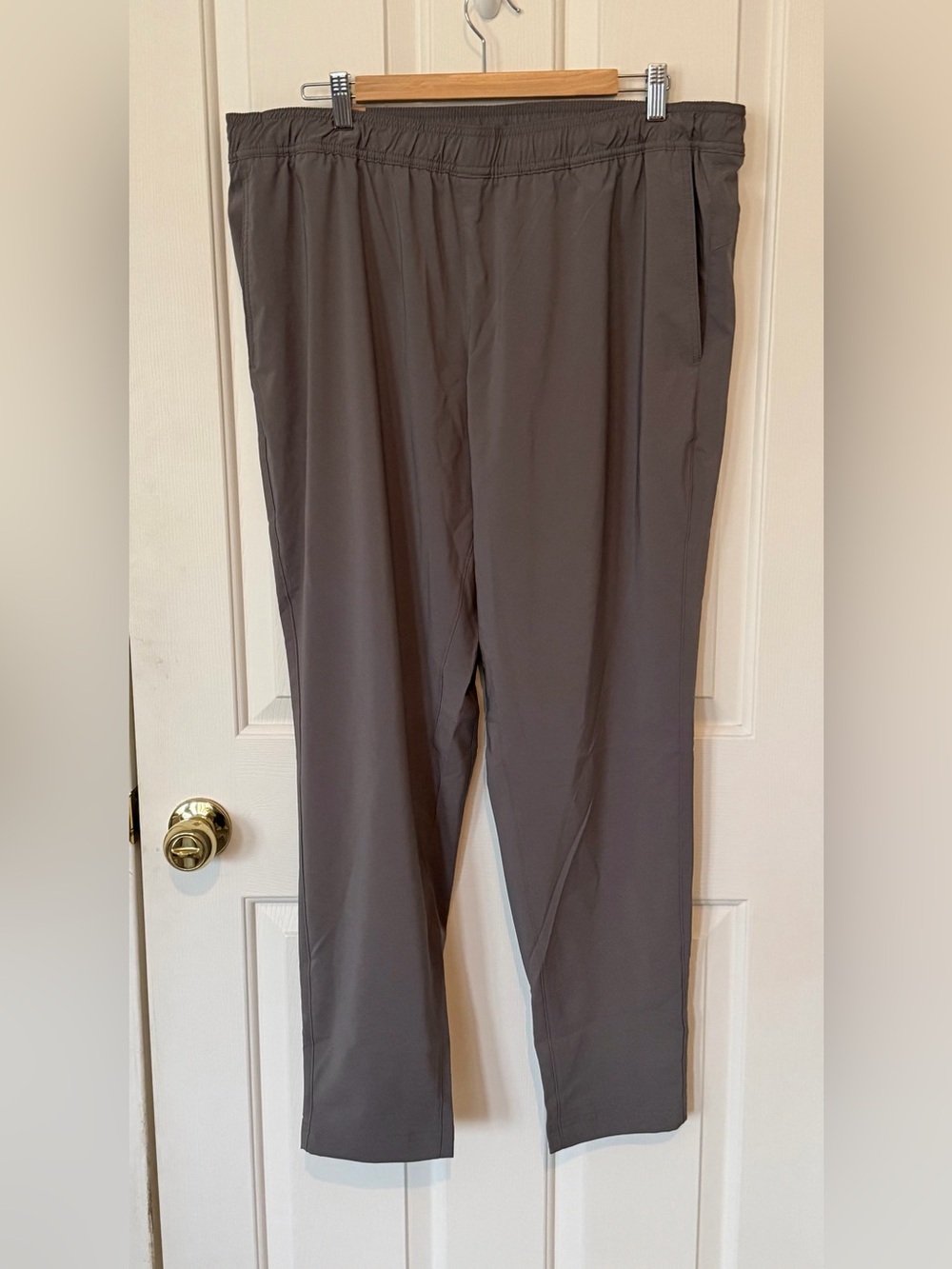 Eddie Bauer Men's Cargo Pants in Charcoal Gray